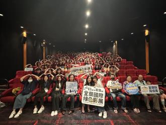 舒夢蘭導演、環保局許嘉琦局長、策展人吳銘崧導演與觀影民眾映後座談大合照