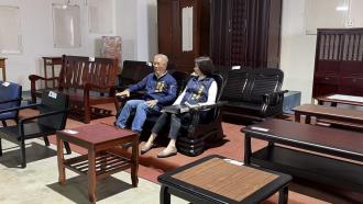 代理縣長及環保局局長一同試坐二手實木家具