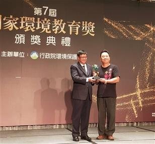 署長頒發優等獎項予結頭份社區總幹事陳聰文