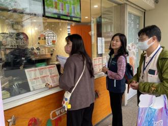 環保局長許嘉琦帶隊稽查禁用塑膠飲料杯1