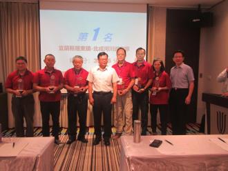 107年度優良巡守隊受獎隊伍與余副縣長、周局長合影