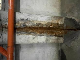大樓地下室地下水流經區域紅褐色痕跡2