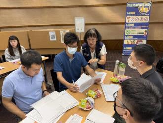 圖5.衛生局岳瑞雪秘書於分組討論過程給予指導