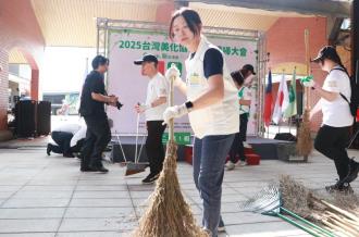宜蘭環保局長許嘉琦為活動場所清掃垃圾
