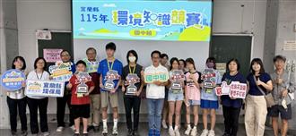 國中組第六至第十名與親友、林金龍副局長及評審老師合影