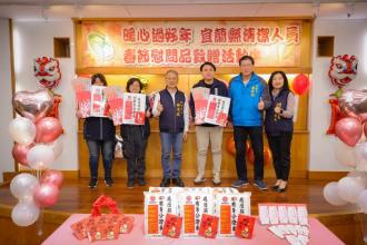 圖2.代理縣長與局長許嘉琦、議員黃定和和宜蘭市、羅東鎮、蘇澳鎮清潔隊代表合照