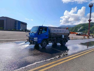 圖4. 港區道路日常灑水作業，防制揚塵
