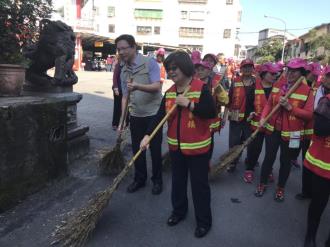 周局長與吳鎮長一起與環保志工進行掃街活動