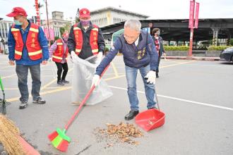圖4.林茂盛代理縣長與志工一同清掃街道
