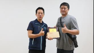 4.環保局副局長林金龍頒發優良站-新益機車行(蘇澳鎮)