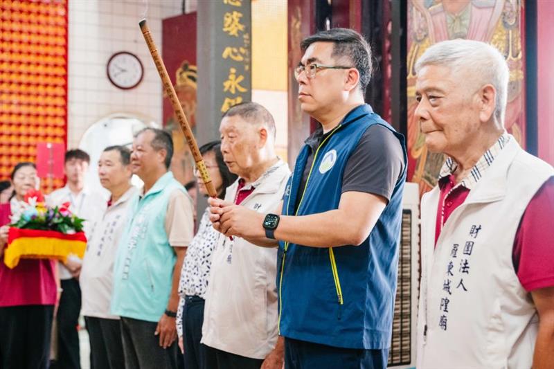 環境部長至羅東城隍廟參拜、恭請神尊