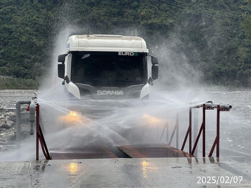 出入口設置自動洗車台，運輸車輛確實清洗車身輪胎