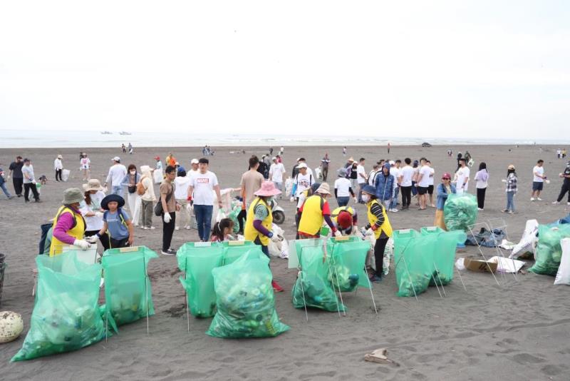 圖片說明：巡守隊協助民眾進行沙灘垃圾分類