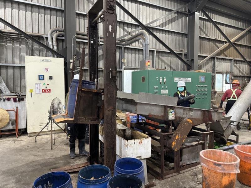 圖片說明：廚餘桶搬運進三星有機廢棄物處理廠