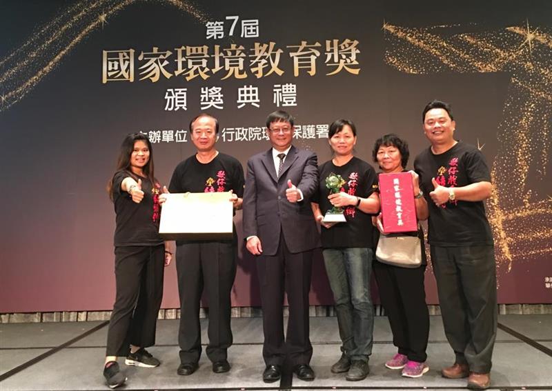 結頭份社區團隊與署長張子敬合影