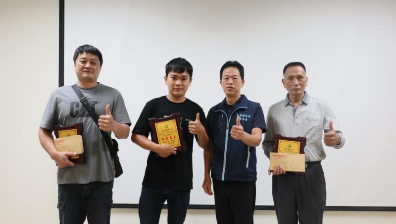 圖片說明：1.環保局副局長林金龍與授獎機車業者大合影