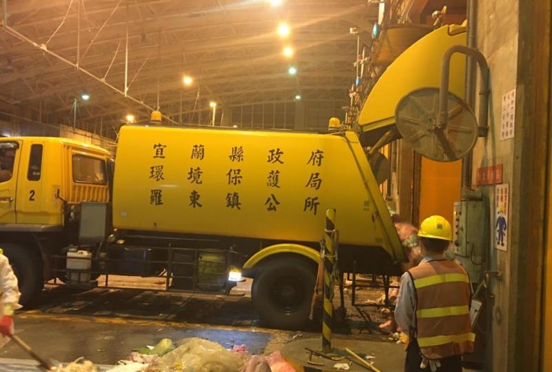 圖片說明：5_垃圾車傾卸垃圾，以利後續破袋。