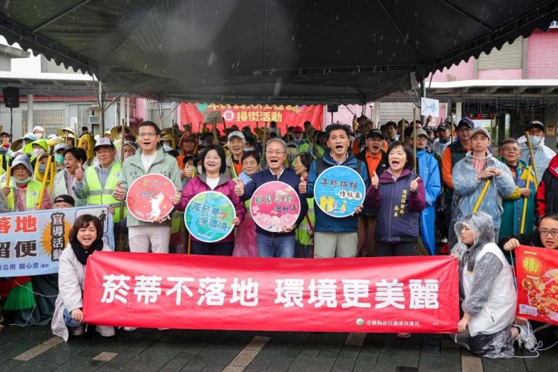 圖片說明：圖2.縣長、鎮長、議員、環保局長與蘇澳環保志工各小隊大合照