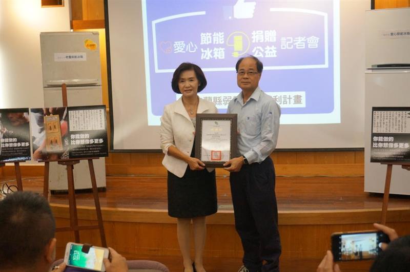 圖2縣長林姿妙頒贈感謝狀給達和環保股份有限公司利澤焚化廠陳志雄課長