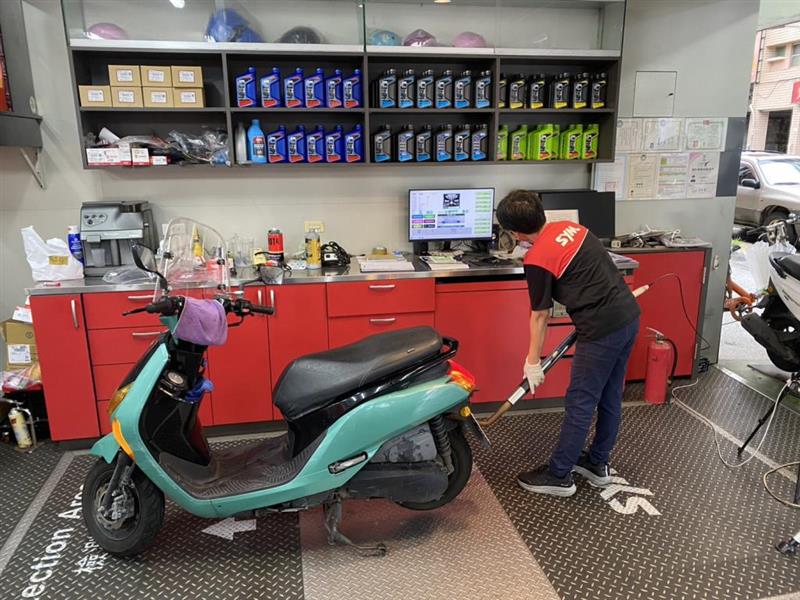 圖二、機車檢驗站檢驗人員執行排氣檢驗