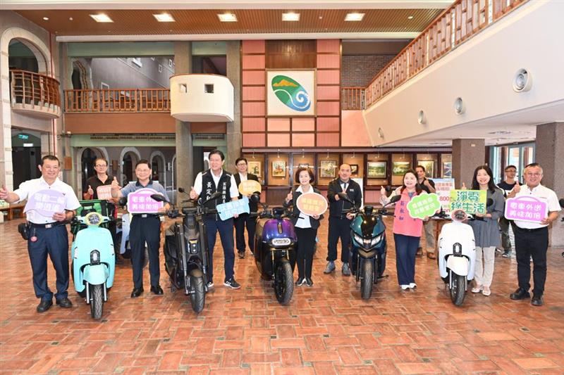 縣長林姿妙、議員黃定和、議員莊淑如及各車廠先進合影