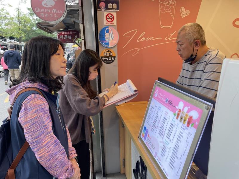 圖片說明：環保局長許嘉琦帶隊稽查禁用塑膠飲料杯2