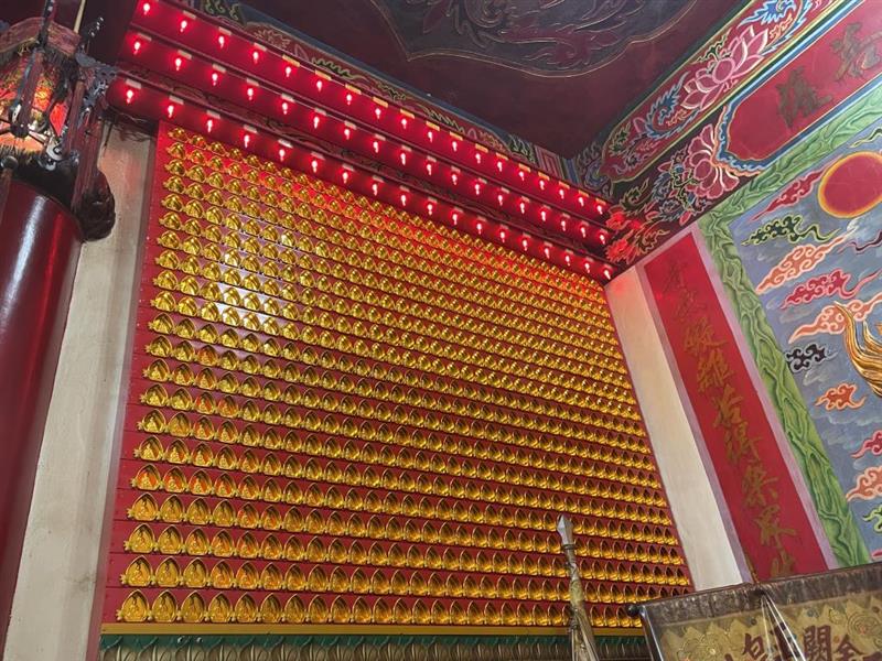 圖6、新春參拜時民眾也會點光明燈，許多寺廟均已改用LED光明燈，環保又節能。