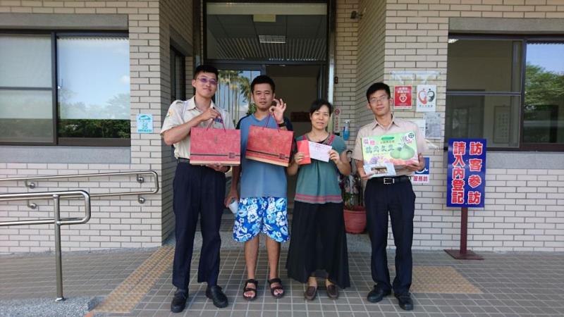 圖片說明：役男們與神家之家合照