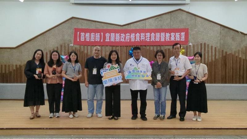 圖片說明：創意教案組_選手與局長及委員合影