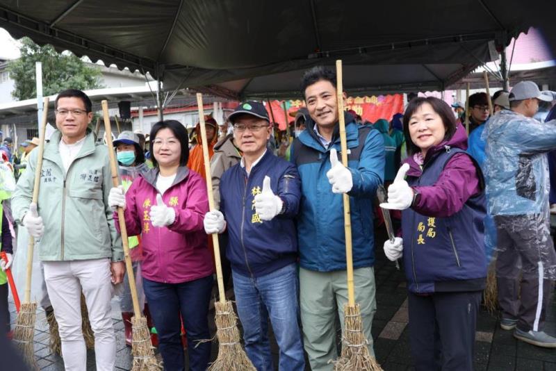 圖片說明：圖6.代理縣長與蘇澳鎮長李明哲、環保局局長許嘉琦、議員陳玉萍、謝正信帶領志工一同