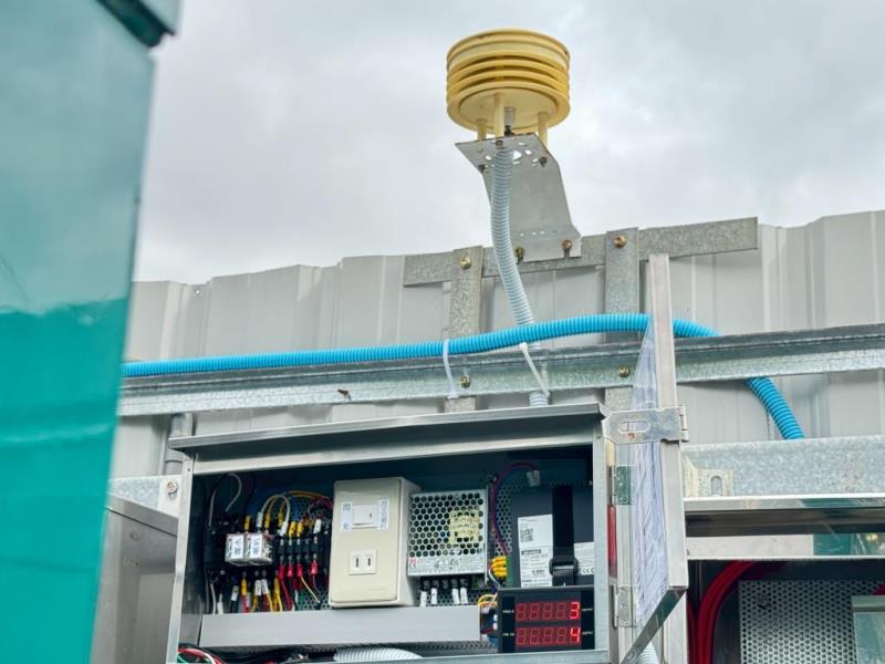 圖片說明：智慧連動污染防制系統：包含空品偵測器、主機、數據顯示器、灑水及警報控制單元