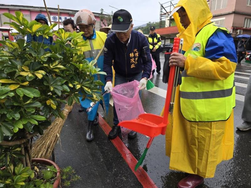 圖片說明：圖4.林茂盛代理縣長與志工一同清掃街道
