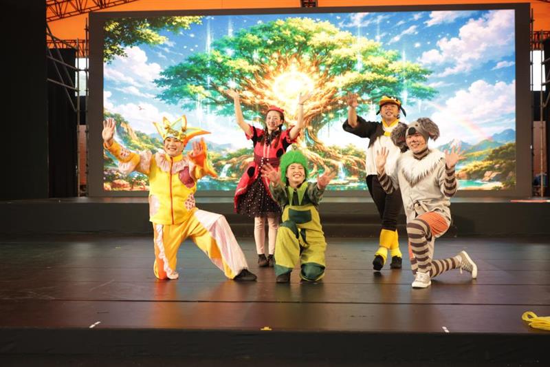 圖2_天馬劇團環教親子劇演員合影