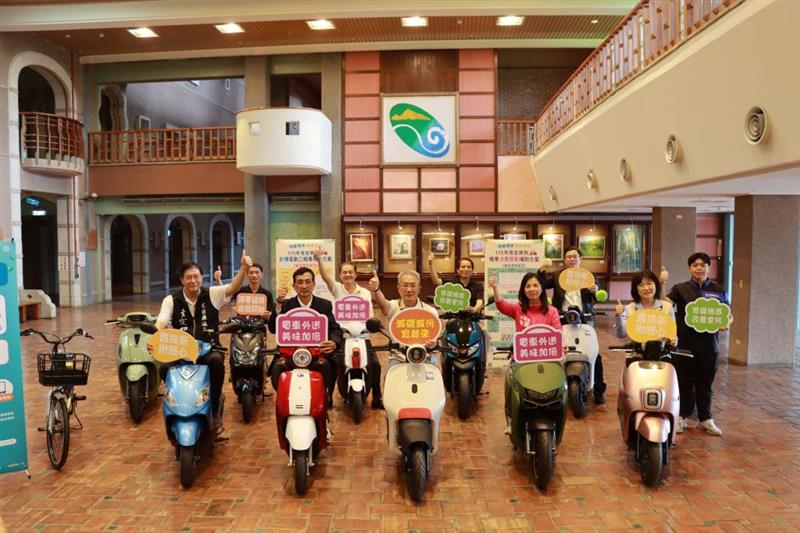 2. 代理縣長與機車同業合照