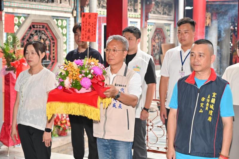 圖片說明：圖5、代理縣長至宜蘭城隍廟敬稟集中燒作業