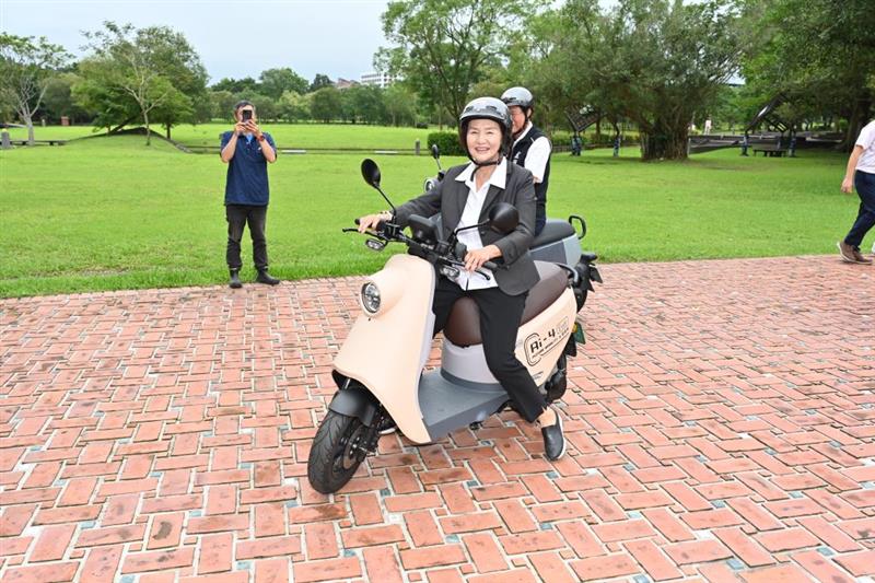 縣長林姿妙、議員黃定和、議員莊淑如及環保局許嘉琦局長試乘電動二輪車-2