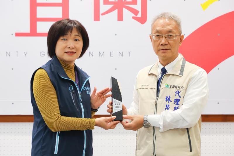 圖片說明：縣務會議由宜蘭縣政府環境保護局許嘉琦局長率同仁代表向代理縣長林茂盛獻獎