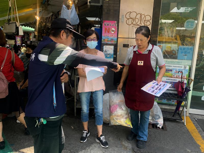 清潔隊員檢查垃圾分類情形，提醒民眾落實資源回收。