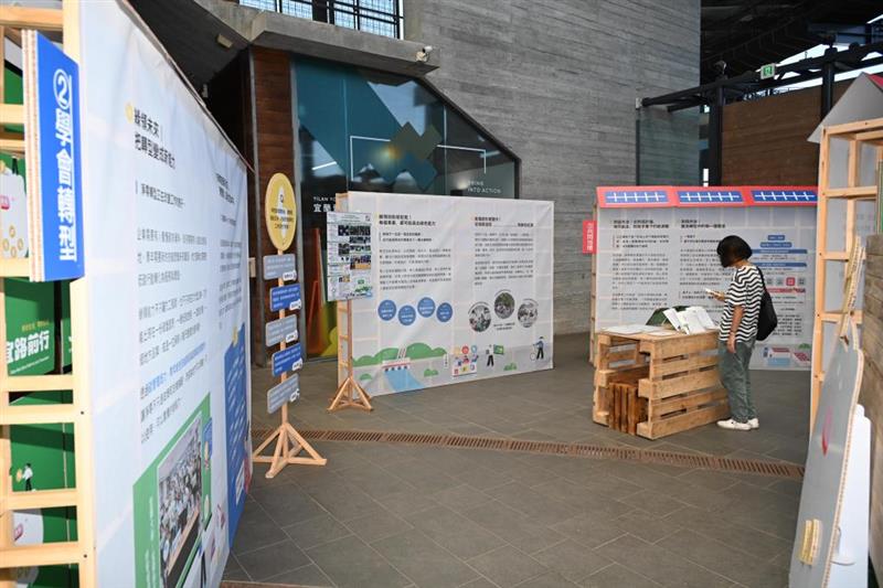 07展覽使用環保蜂巢紙板及回收木棧板作為展架