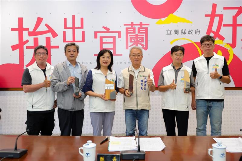 宜蘭縣政府環保局許嘉琦局長向代理縣長林茂盛獻獎