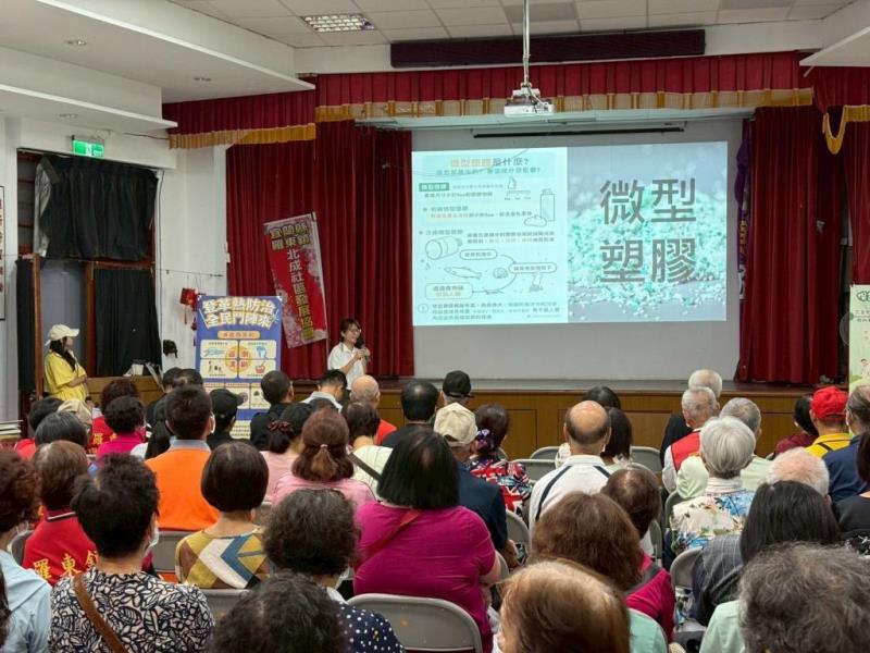 圖片說明：圖2.環境教育專業講師宣導菸蒂不落地政策