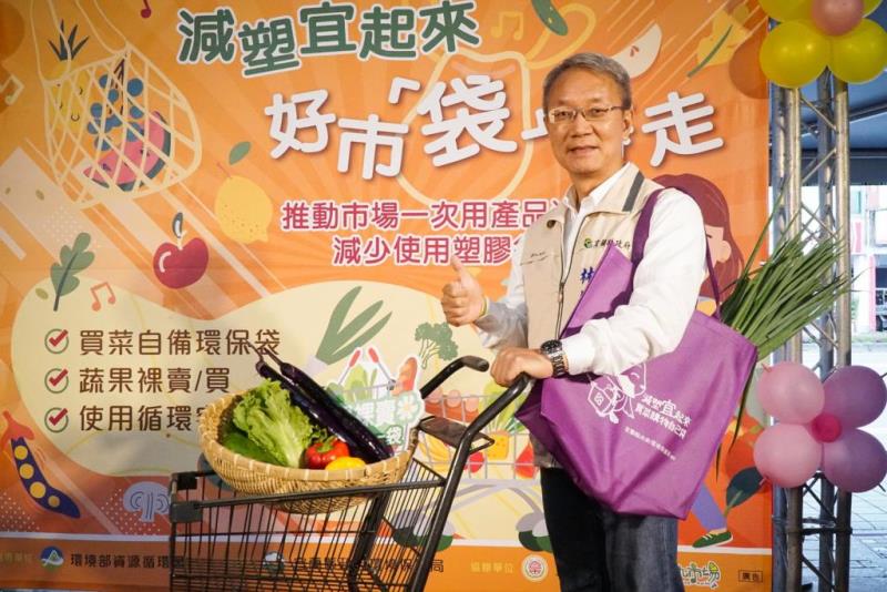 圖片說明：5.縣長親自示範減塑推廣活動