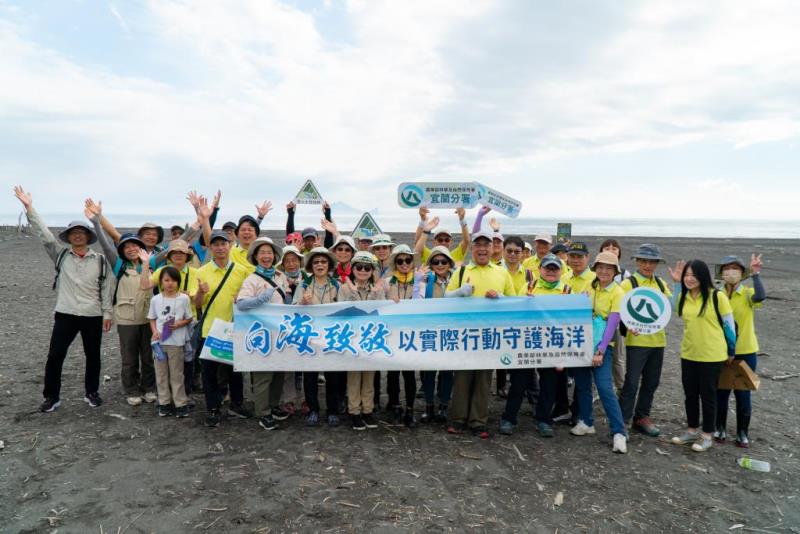 圖片說明：林業及自然保育分署宜蘭分署共同響應國家海洋日淨灘活動