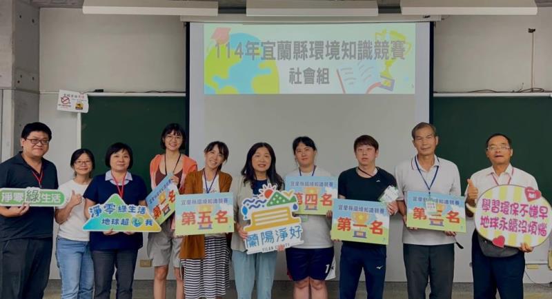 圖片說明：圖7：社會組第一至第五名、許嘉琦局長與評審老師合影