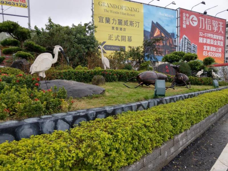 圖片說明：嵐峰路與中山路口」結合綠美化與廢棄物裝置藝術