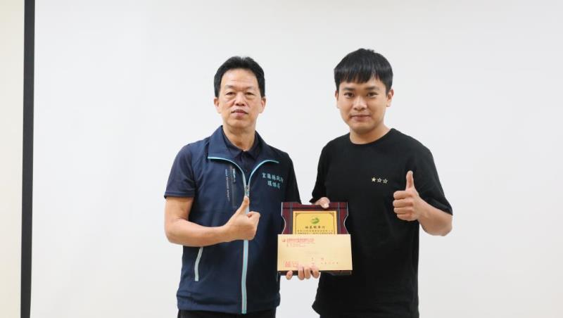 圖片說明：2.環保局副局長林金龍頒發優良站-福星車業行(冬山鄉)