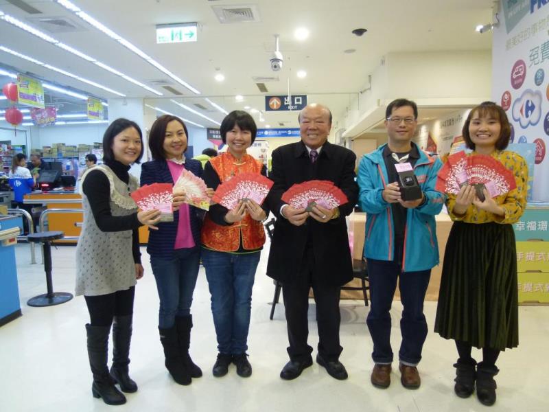 圖片說明：宜蘭縣環保局與家樂福宜蘭店及宜蘭聯勸基金會合作設置「袋來幸福箱」摸彩活動順利落幕