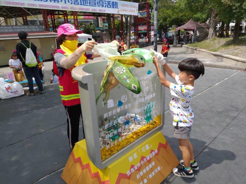 圖片說明：民眾將撿拾回來的菸蒂投入裝置藝術箱內