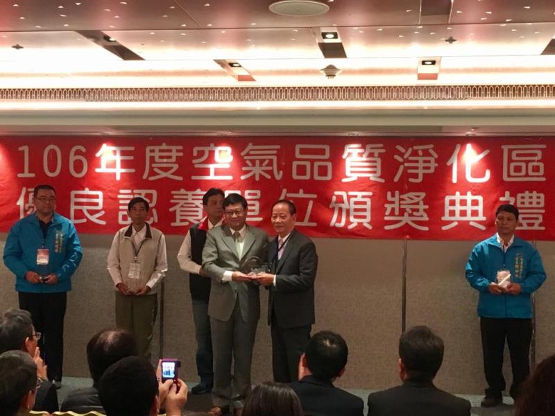 圖片說明：民權里尤榮淋里長領取獎牌