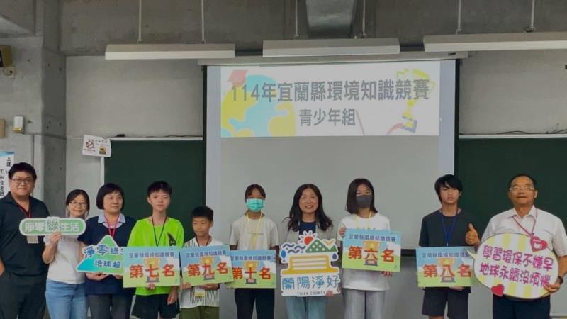 圖片說明：圖4：青少年組第六至第十名、許嘉琦局長與評審老師合影